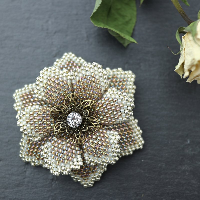 Beaded Flower Brooch (Beige)/ビーズフラワーのブローチ - 胸针 - 玻璃 咖啡色