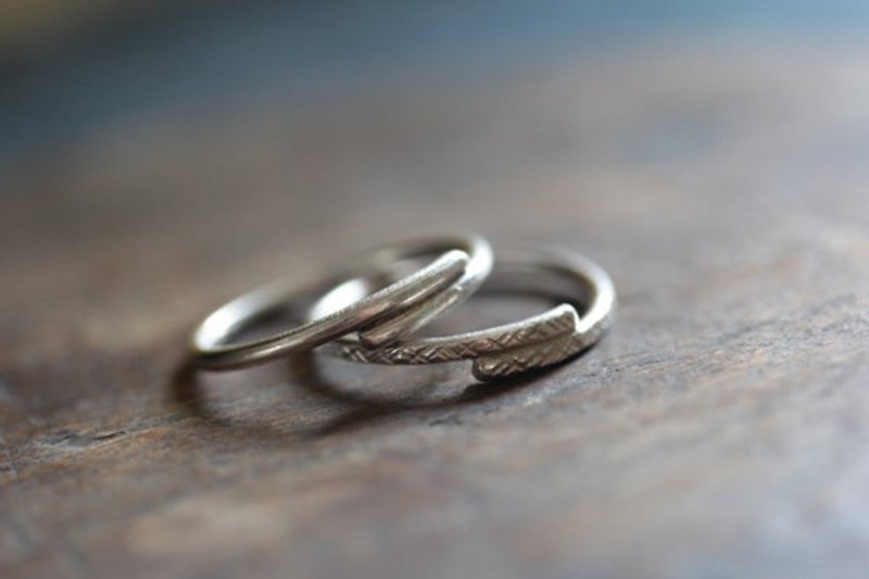 Pair of minimal handmade silver wrap rings with different textures (R0037) - 戒指 - 银 银色
