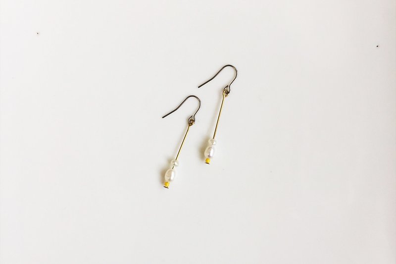 YELLOW 珍珠黄铜造型耳环 - 耳环/耳夹 - 宝石 黄色