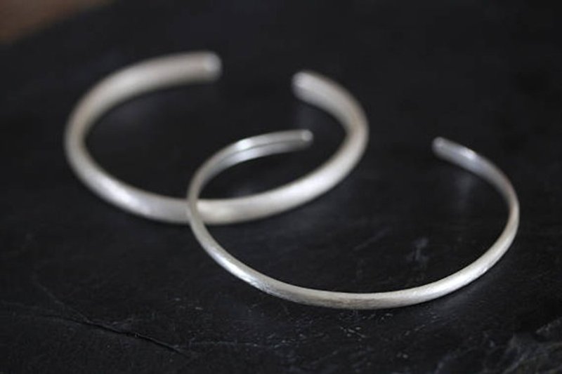 Thai Karen simple open bangle with etched texture in half-round silver wire profile -small (B0064A) - 手链/手环 - 其他金属 
