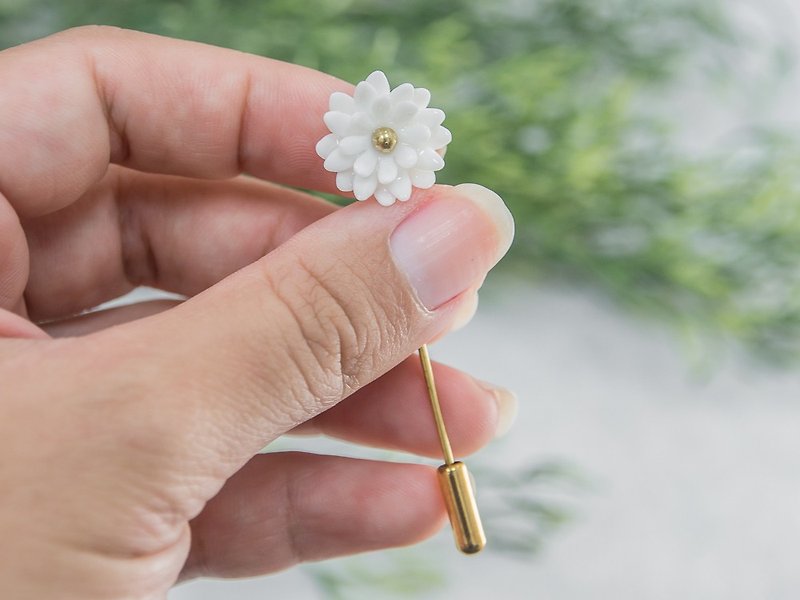 Mum ~ white porcelain flower brooch pin ~ size Mini. - 胸针 - 陶 
