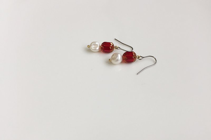 RUBY 珍珠造型耳环 - 耳环/耳夹 - 玻璃 红色