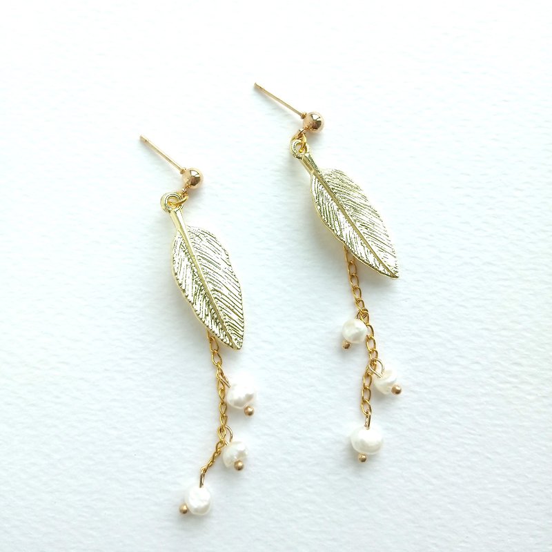 Aiyana 复古系列 羽毛 天然淡水珍珠 耳环 - 耳针/耳夹 - 耳环/耳夹 - 珍珠 金色