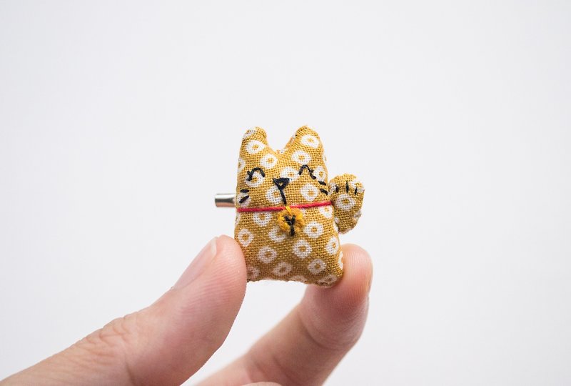 招財貓胸針 fortune cat mini brooch pin - 胸针 - 其他材质 金色