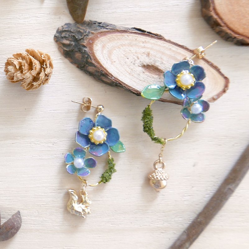 Aramore 秋天的森林系列蓝花、松鼠和松果耳环 - 耳环/耳夹 - 纸 蓝色