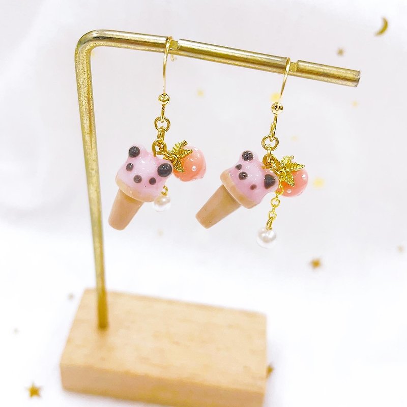 士多啤梨熊仔甜筒耳环 - 耳环/耳夹 - 塑料 粉红色