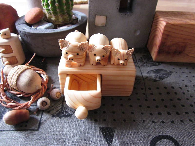 小抽屉与可爱的猪手从木头雕刻 - 摆饰 - 木头 咖啡色