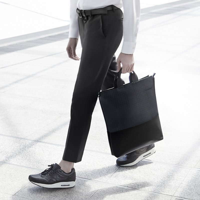 HAN Bag #CUTTING MAT #BLACK ONYX - 手提包/手提袋 - 橡胶 黑色
