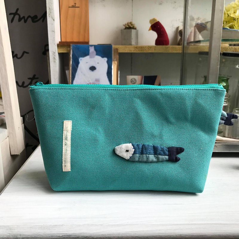 秋刀鱼/水蓝色底/拉链收纳包(大) - 化妆包/杂物包 - 纸 蓝色