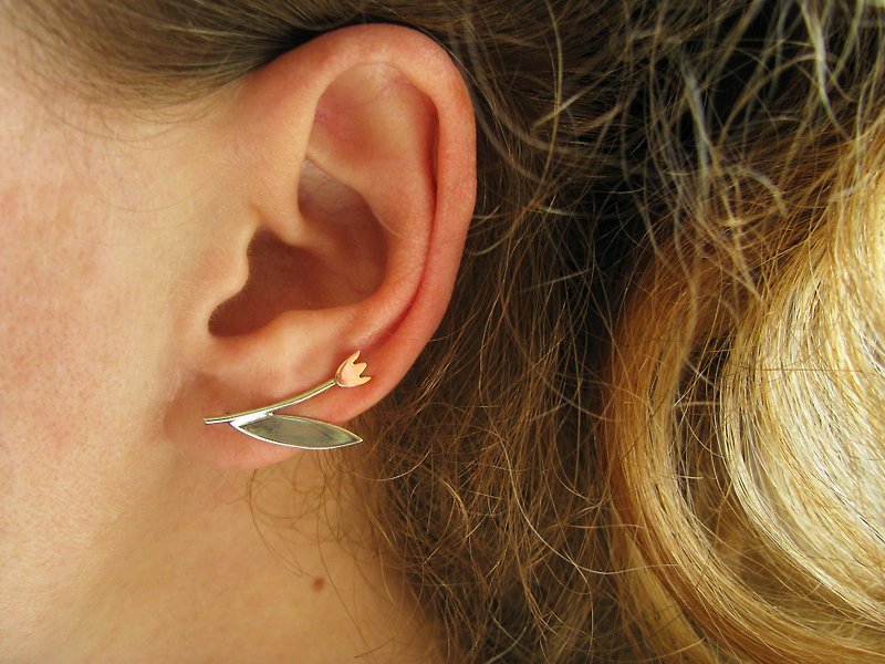 tiny tulip flower ear climber earrings, cottagecore floral ear crawlers - 耳环/耳夹 - 铜/黄铜 银色