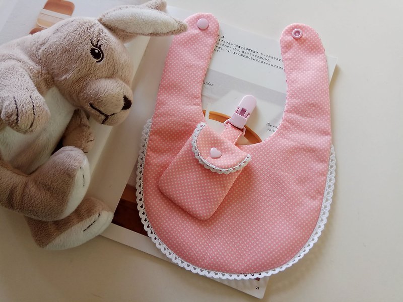 粉底水玉棉蕾丝款 弥月礼物 婴儿围兜+平安符袋 - 围嘴/口水巾 - 棉．麻 粉红色