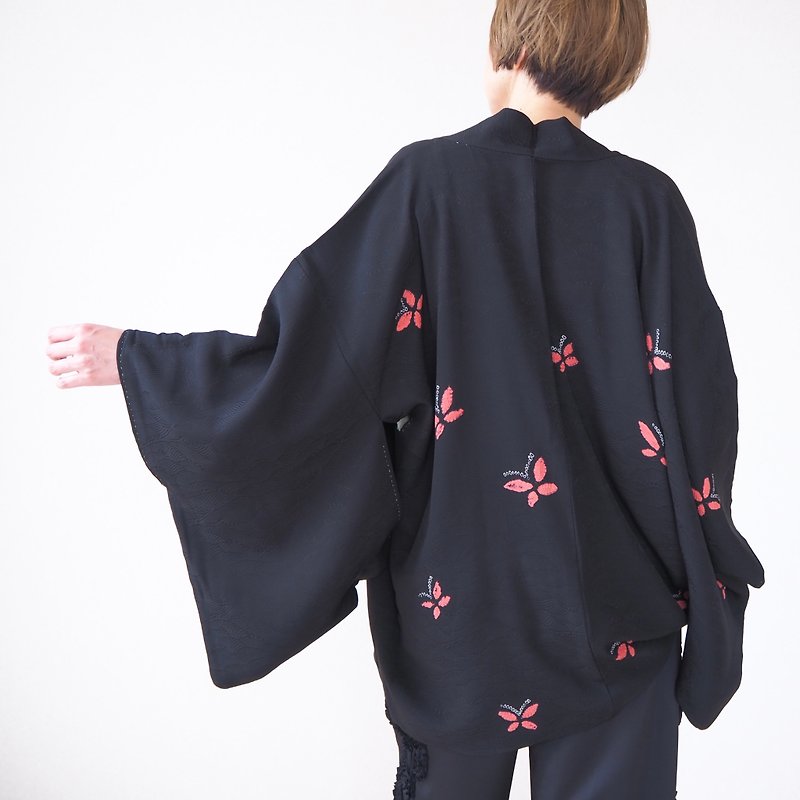 【日本制】 柔软丝绸黑色羽织、时尚日本、吉祥图案 - 女装休闲/机能外套 - 丝．绢 黑色