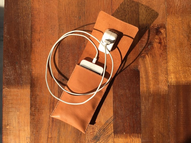 Charging Pouch for iPhone user - 皮件 - 真皮 咖啡色