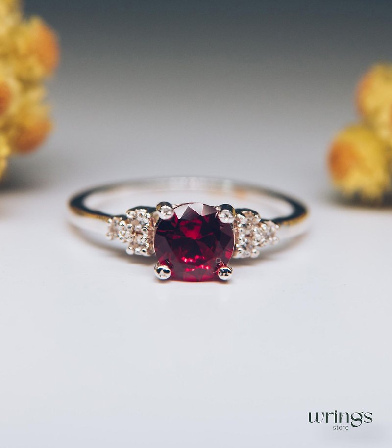 大型模拟红宝石簇状订婚戒指配多颗立方氧化锆白色侧石 - 戒指 - 纯银 红色