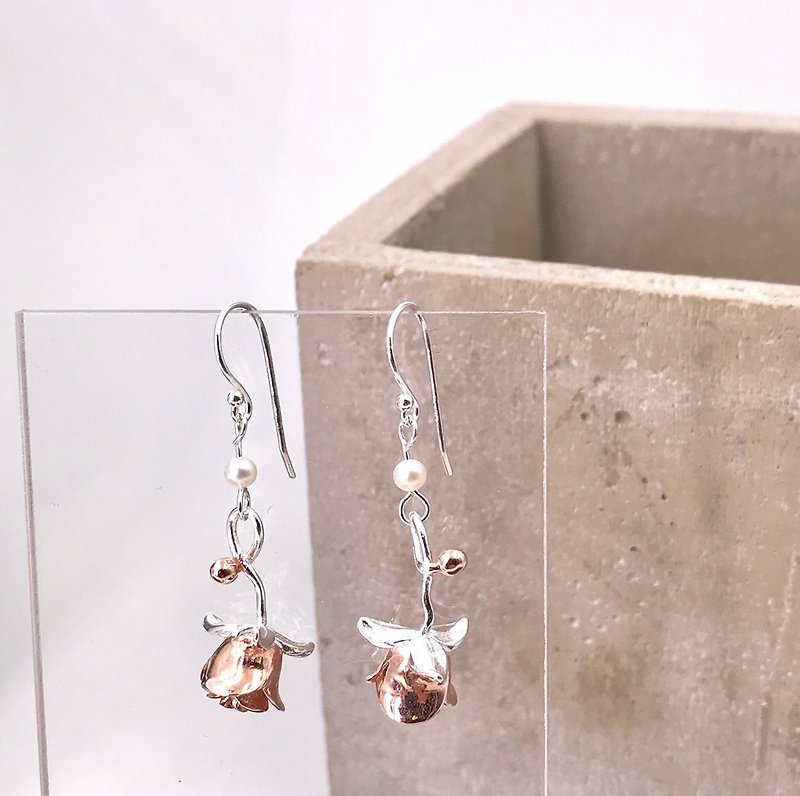 立体玫瑰花纯银 S925 防敏感珍珠耳环 - 耳环/耳夹 - 其他金属 粉红色
