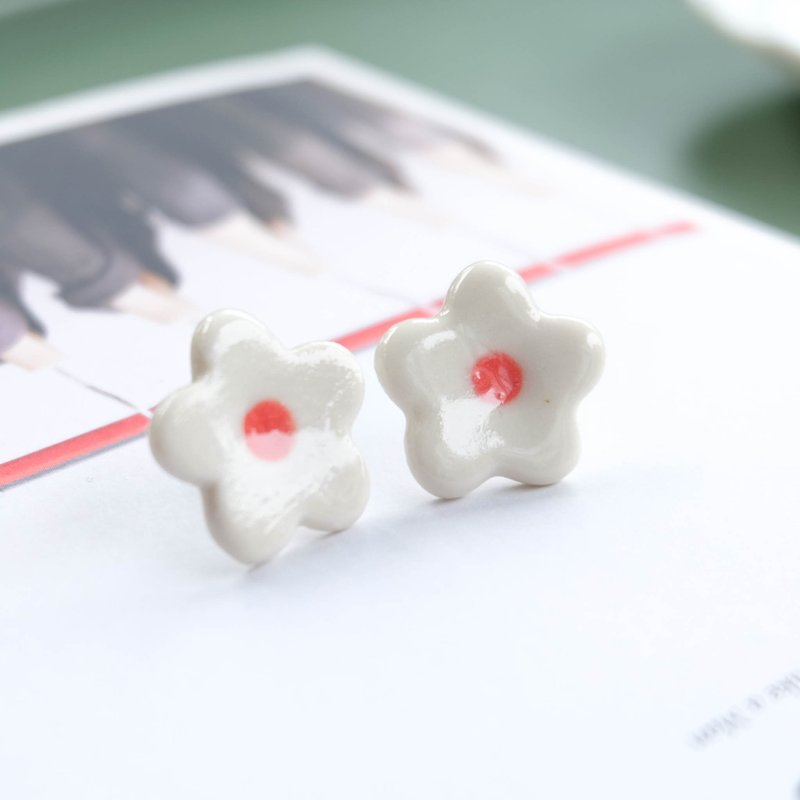 Flower Earrings - 耳环/耳夹 - 陶 白色