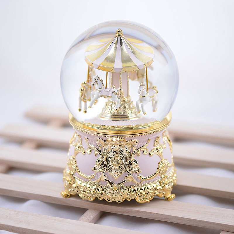 粉金旋转木马 (夜光石) 水晶球音乐盒 生日情人节结婚礼物 - 摆饰 - 玻璃 
