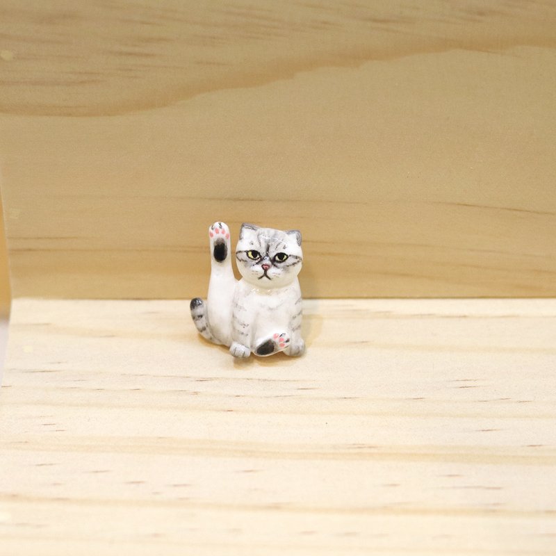 Gray cat sitting with leg up brooch, Gray cat brooch, Gray cat pin - 胸针 - 粘土 灰色