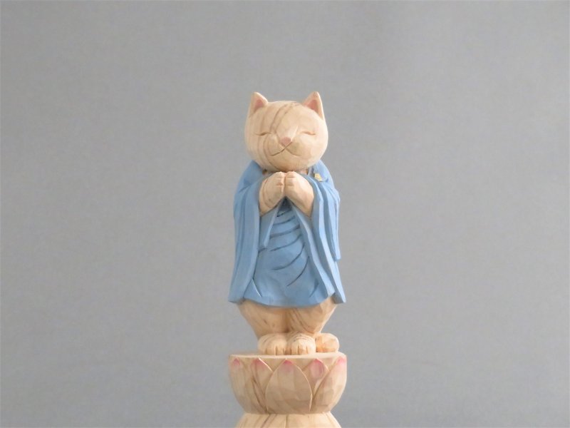 木彫りの立った合掌猫　袈裟を着た猫仏さま　仏像ねこ1805 - 摆饰 - 木头 蓝色