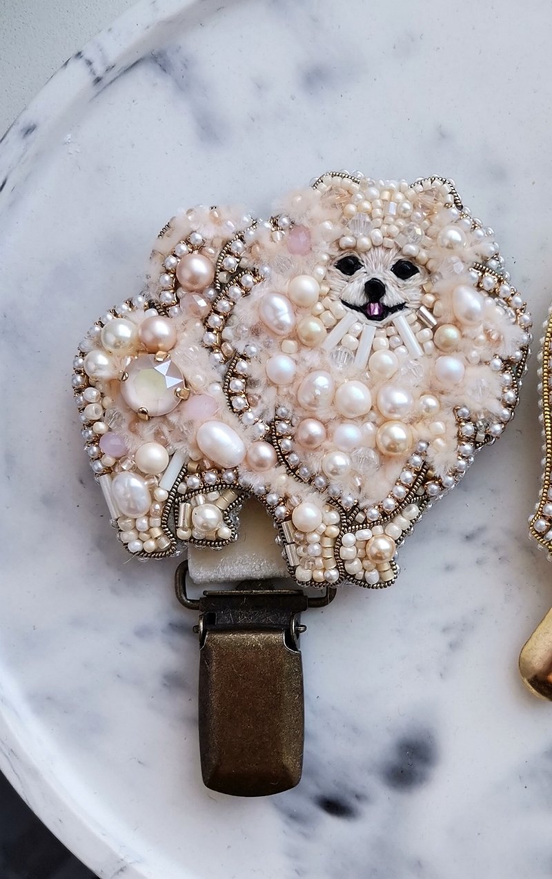 奶油色博美犬珠宝胸针，狗展夹，宠物肖像，狗奴礼物 - 胸针 - 玻璃 金色