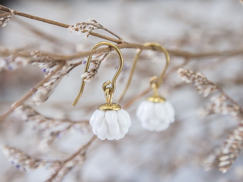 Globe Amaranth hook earrings - white porcelain - 耳环/耳夹 - 陶 白色