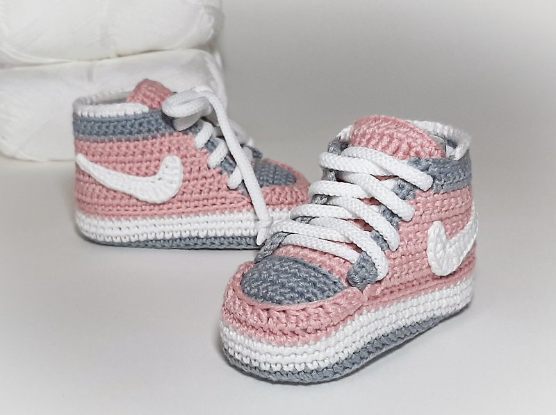 Baby girl booty pink grey crochet baby shoes, gift for daughter, newborn clothes - 婴儿鞋 - 其他材质 粉红色