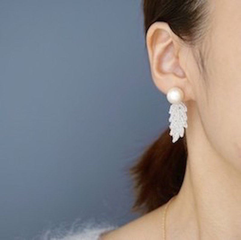 Leaf Lace Cotton Pearl Earrings - 耳环/耳夹 - 其他金属 