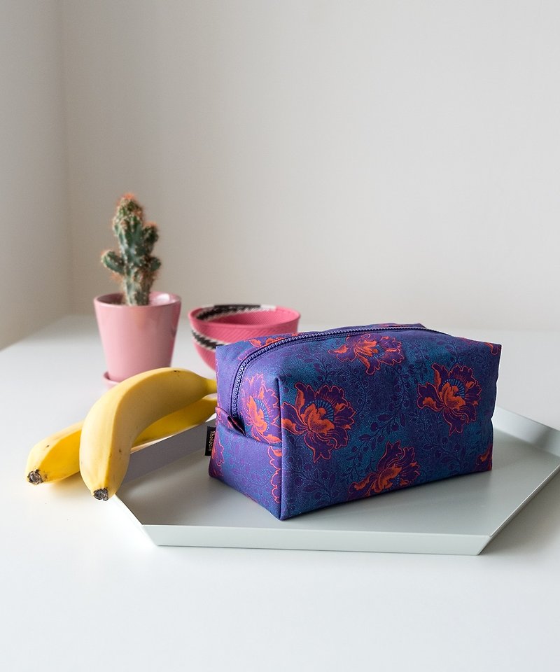 PURPLE FLOWER TRAVEL POUCH - 化妆包/杂物包 - 棉．麻 紫色