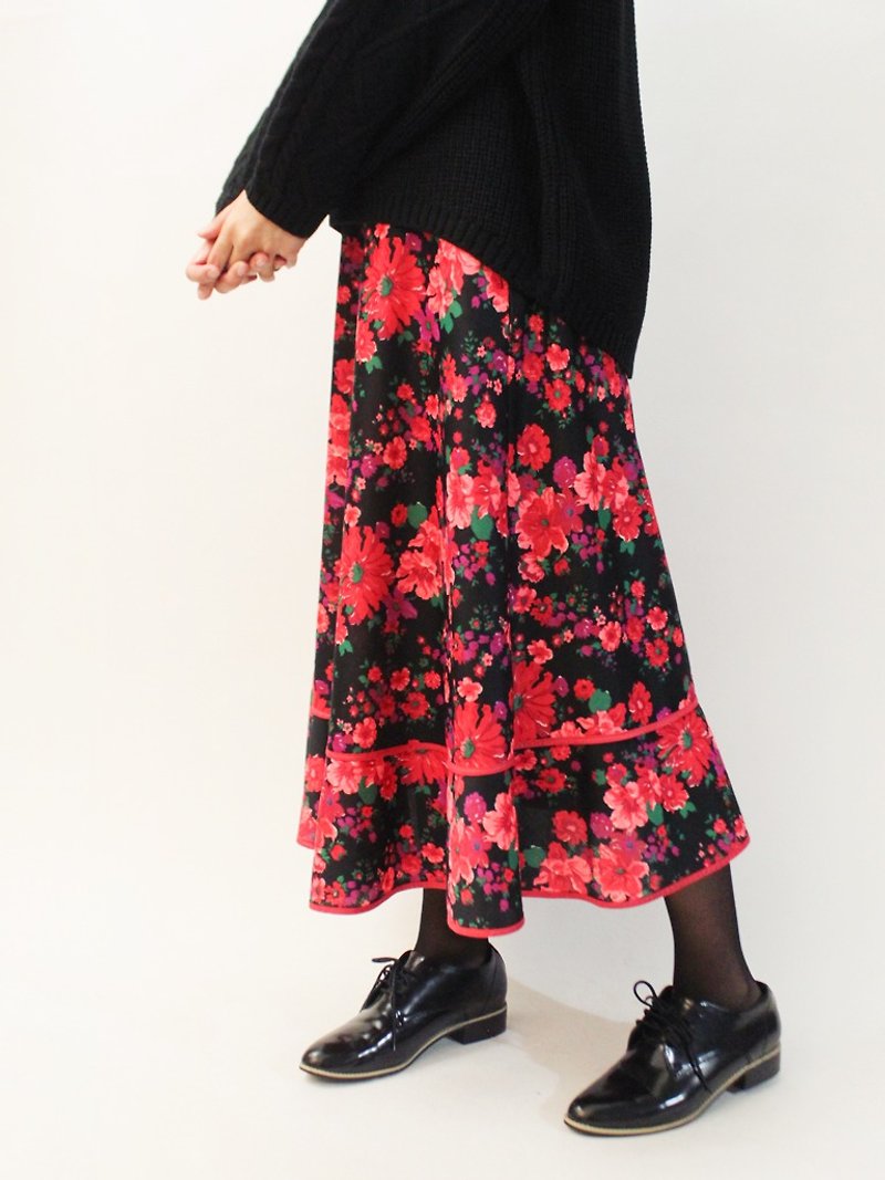 复古欧洲乡村民族风大人感花朵黑底古着长裙 Vintage Skirt - 裙子 - 聚酯纤维 红色
