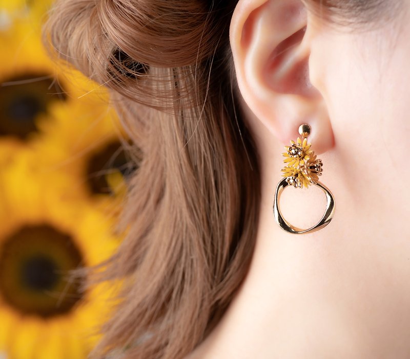 【K14gf】ひまわりの花とツイストリング　ピアス(イヤリング変更可) - 耳环/耳夹 - 树脂 黄色