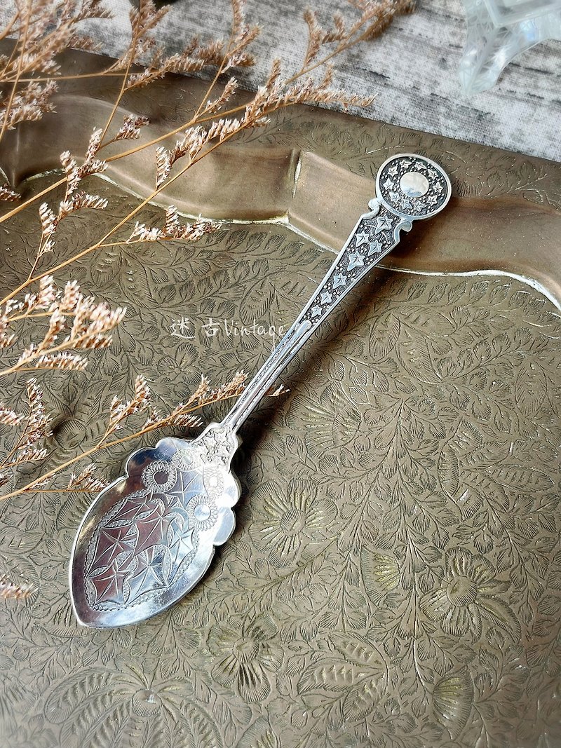 古董老件维多利亚时期常春藤叶镌刻雕花镀银果酱匙 - 餐刀/叉/匙组合 - 银 银色