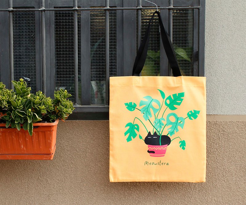 Canvas tote bag - Meowstera, a chubby black cat sitting on a monstera plant - 手提包/手提袋 - 棉．麻 黄色