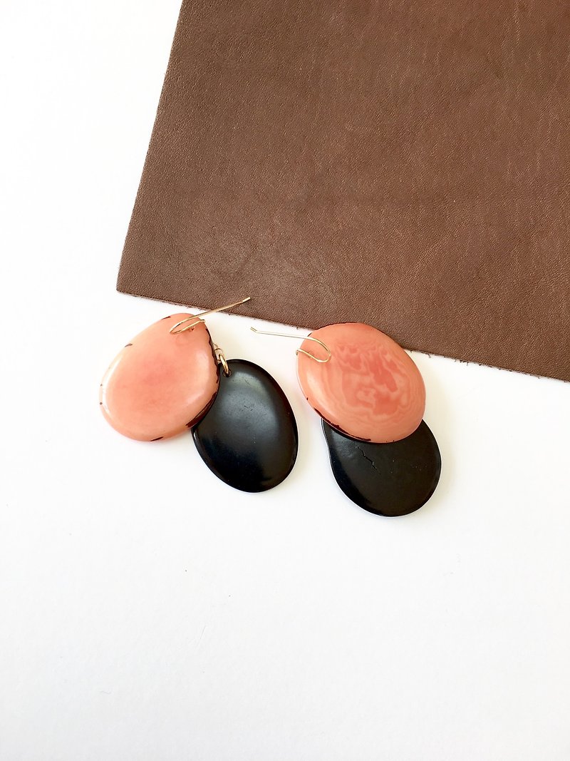 Tagua chips hook-earring 14kgf salmon pink color - 耳环/耳夹 - 木头 粉红色