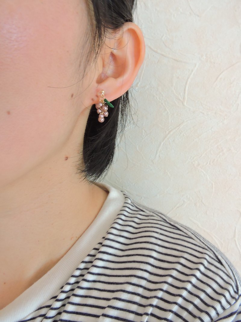 9月 ぶどうのイヤリングまたはピアス デラウエア - 耳环/耳夹 - 棉．麻 粉红色