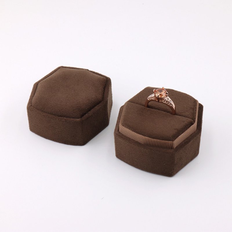 圆角六边型戒指盒 婚戒盒 咖啡色 - 收纳用品 - 棉．麻 咖啡色