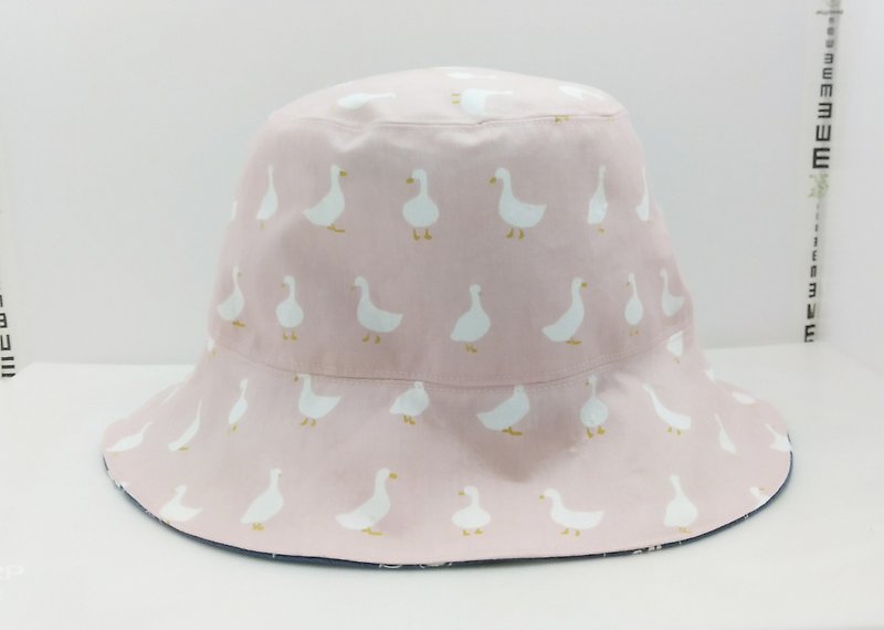 粉红小白鹅&浅蓝猫咪双面渔夫帽 遮阳帽 - 帽子 - 棉．麻 粉红色