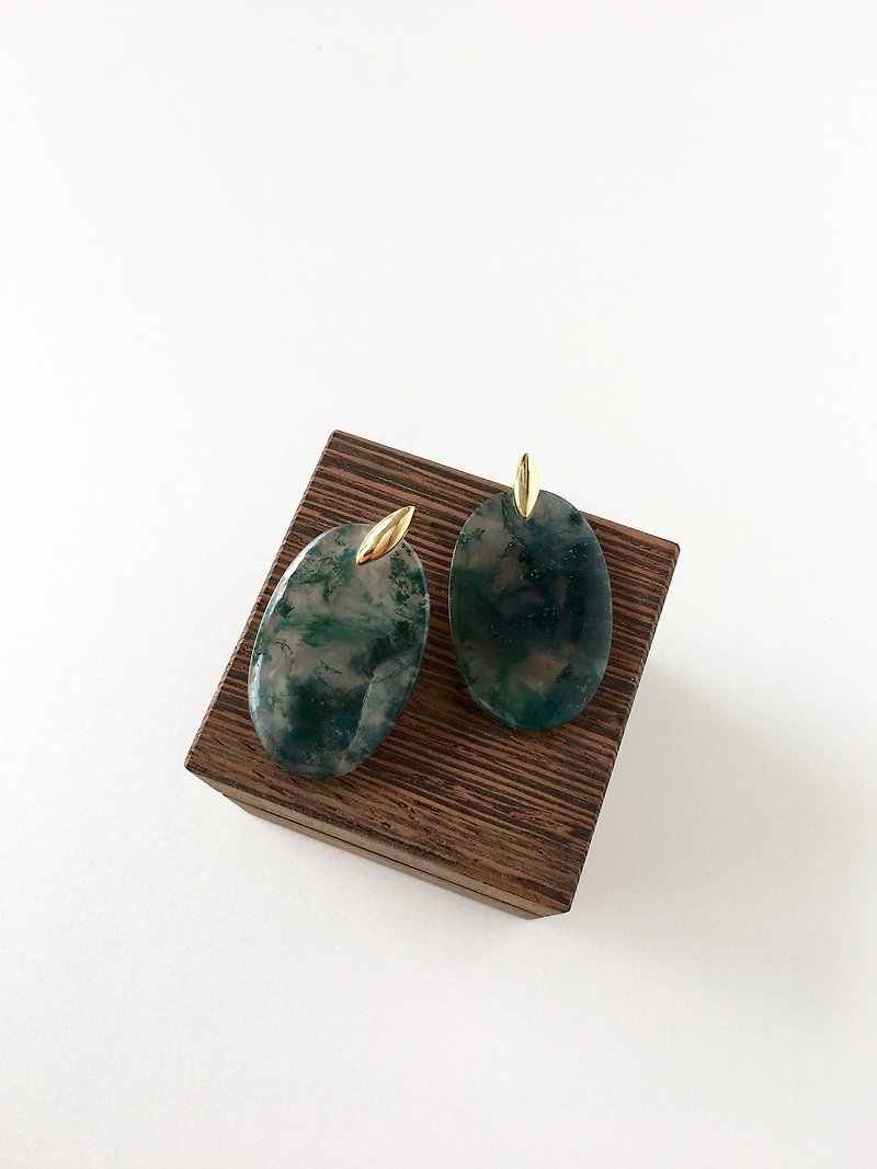 Moss agate Brass stud-earring - 耳环/耳夹 - 半宝石 绿色