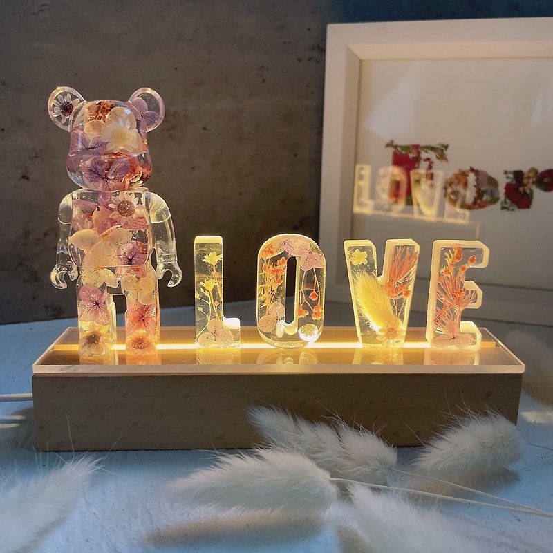 浪漫璀璨 永生花漾字母与暴力熊造型LED小夜灯 定制化雕刻灯座 - 干燥花/捧花 - 植物．花 