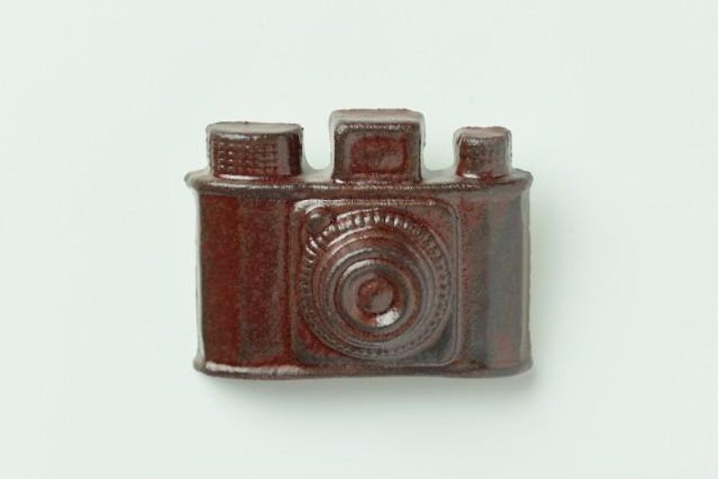 陶器ブローチ　カメラ(濃茶) - 胸针 - 陶 咖啡色