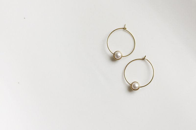 珍珠黄铜圆形造型耳环 - 耳环/耳夹 - 其他金属 金色