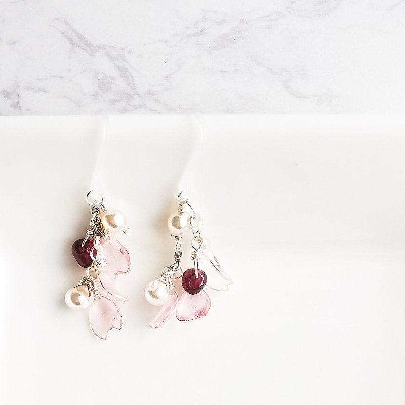 桜の花びらとガーネットのピアス - 耳环/耳夹 - 半宝石 粉红色