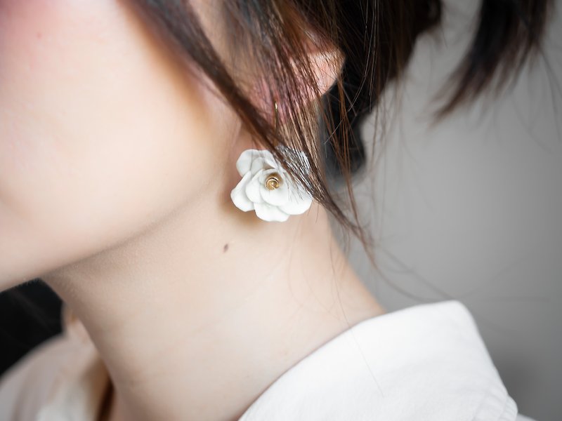 陶瓷玫瑰花吊式耳环 - 925银 - 耳环/耳夹 - 瓷 白色