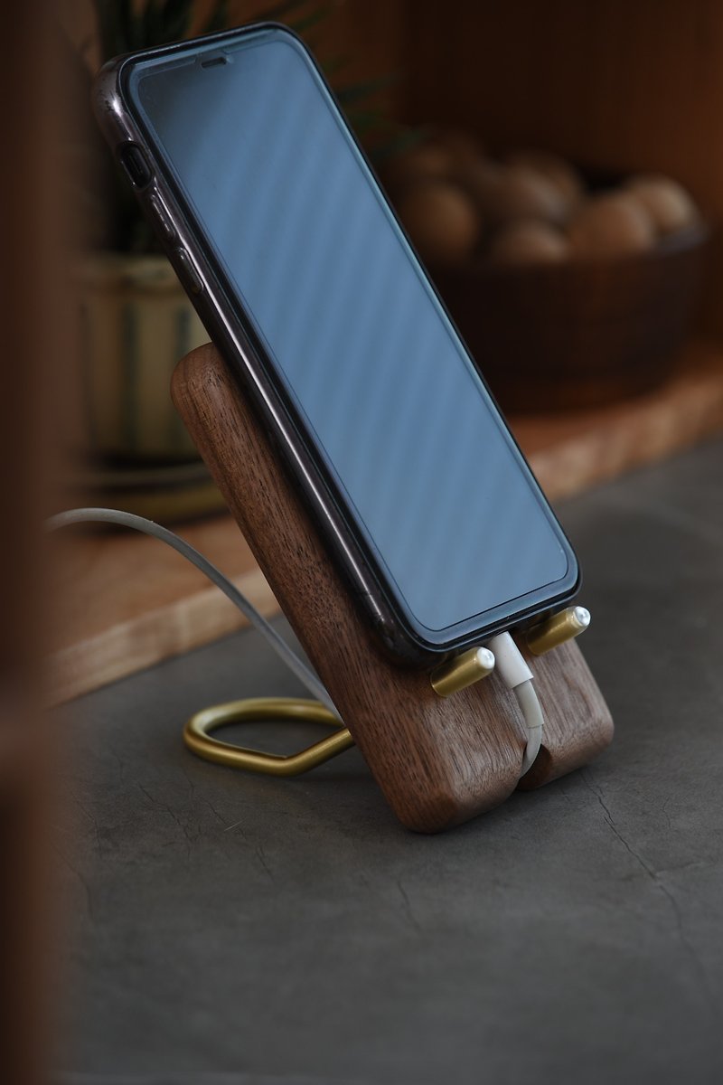 原木手机支架 一體成型 帶充電孔 北美黑胡桃木+黃銅美物 - 手机座/防尘塞 - 木头 黄色
