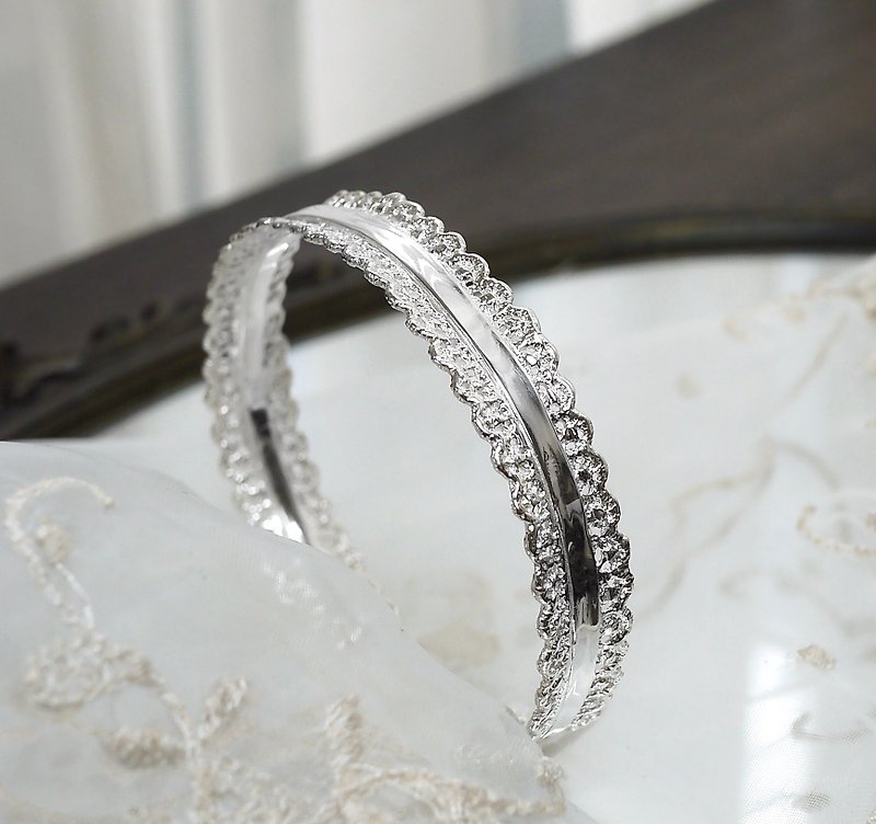 双合蕾丝手镯 纯银 优雅简约 设计质感 手感轻珠宝手环 - 手链/手环 - 其他金属 银色