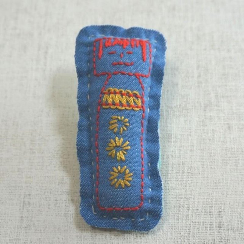 手刺繍ブローチ「こけし」 - 胸针 - 绣线 蓝色