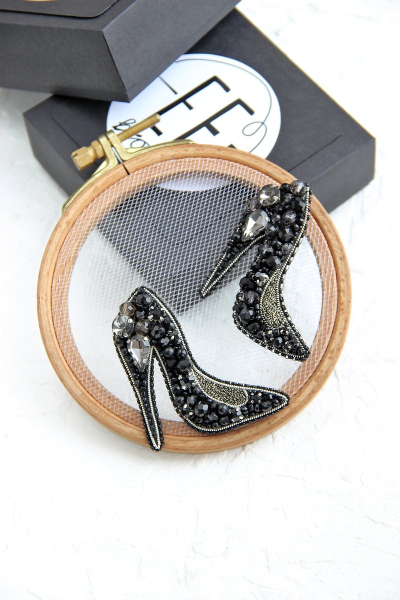 胸针 鞋子 珠宝 女人 刺绣胸针 手工制作的鞋跟针 - 胸针 - 玻璃 黑色