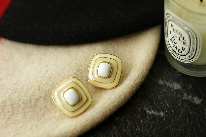 老又好古董珠宝 Vintage白珐琅塑料方块 夹式耳环 Trifari c136 - 耳环/耳夹 - 其他金属 金色