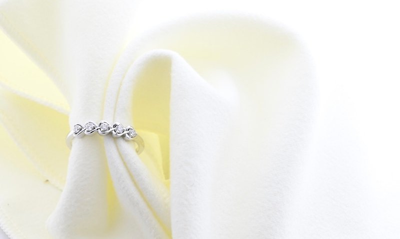 White Zircon with Heart silver ring - 戒指 - 其他金属 银色