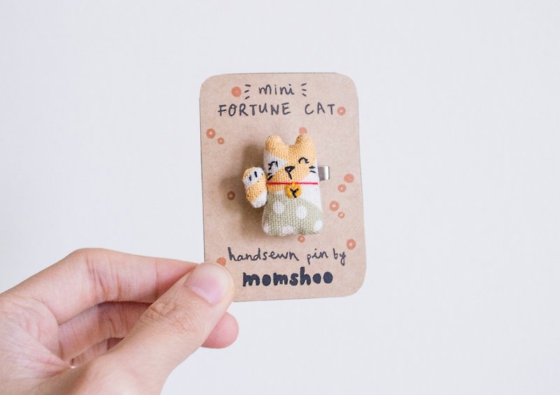 招財貓胸針 fortune cat mini brooch pin - 胸针 - 棉．麻 白色