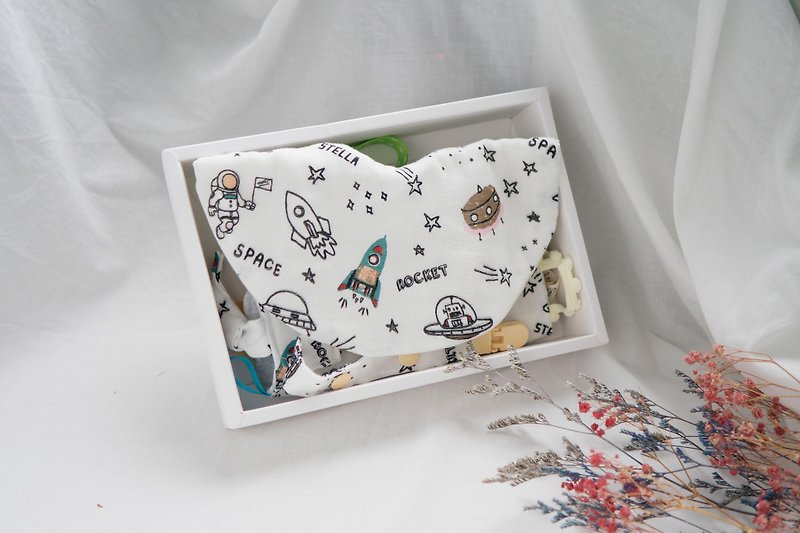 弥月礼盒 | 八重纱口水巾、安抚巾、奶嘴夹 | 漫步外太空 - 满月礼盒 - 棉．麻 白色